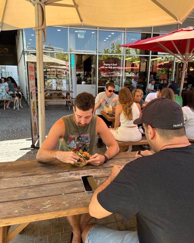 קיץ, שמש, חברים טובים, תה קר, וקערת פוקי מלאה בירקות טריים, סלמון נא ואורז, מה צריך יותר?😍🌞
יאללה בואו לחגוג את הקיץ איתנו מחכים לכם כל יום בין ראשון עד חמישי מ10:00-22:00🤍
#פוקיבול #מסעדה #מסעדותמומלצות #מסעדהכשרה #מסעדותכשרות