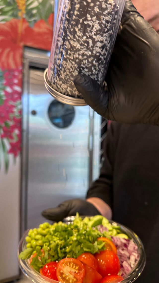 אם אתם אוהבים דברים בחינם כדאי לכם לצפות עד הסוף❗️ יאללה אתם עוד פה❓ תראו להם את הסרטון בסניף בכל יום בין ראשון עד חמישי בין השעות 10:00-22:00
#פוקיבול #מסעדותמומלצות #מסעדה #מסעדותכשרות #פוקי